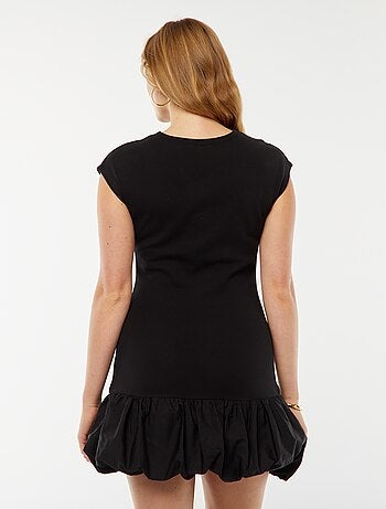 Vestido corto sin mangas con volantes