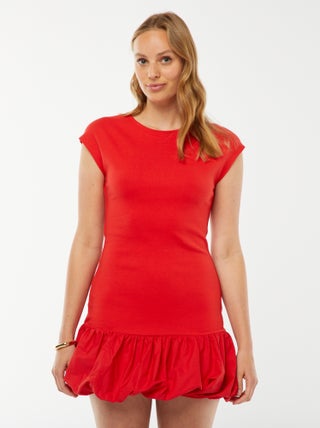 Vestido corto sin mangas con volantes