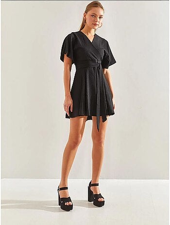 Vestido cruzado con lazo en la cintura y pantalones cortos lucci