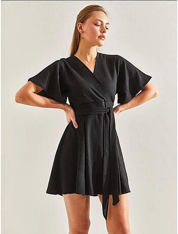 Vestido cruzado con lazo en la cintura y pantalones cortos lucci