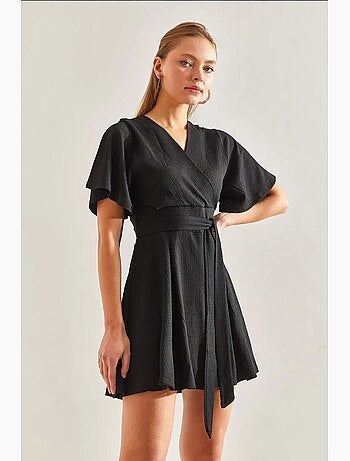 Vestido cruzado con lazo en la cintura y pantalones cortos lucci