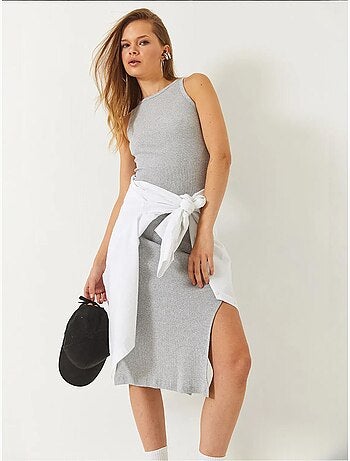 Vestido de canalé con cuello redondo y detalle de abertura lucci