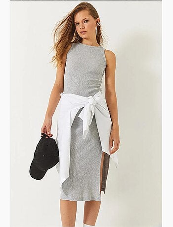 Vestido de canalé con cuello redondo y detalle de abertura lucci
