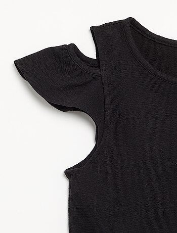 Vestido de corte a medio muslo con aberturas en los hombros