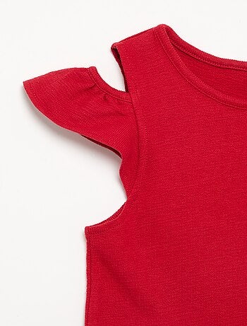 Vestido de corte a medio muslo con aberturas en los hombros