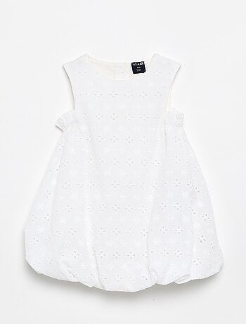 Vestido de corte globo con bordados ingleses