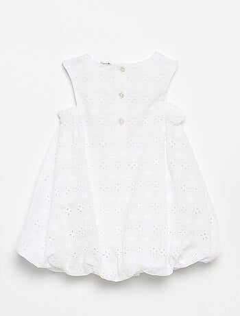 Vestido de corte globo con bordados ingleses