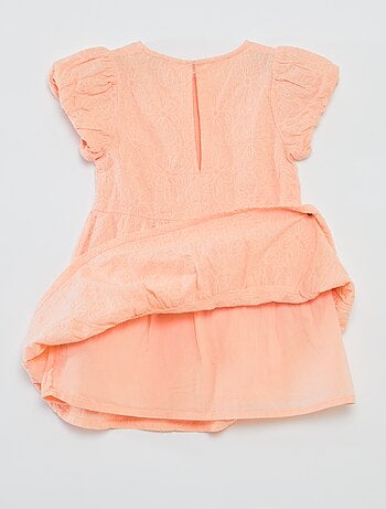Vestido de fiesta con capas
