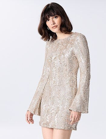 Vestido de lentejuelas con espalda descubierta