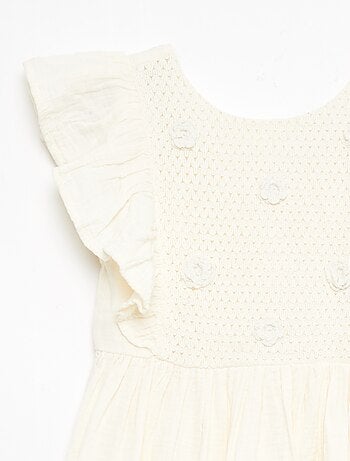 Vestido de manga corta con bordados en el cuello de algodón