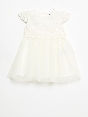 Vestido de manga corta con bordados ingleses y tul