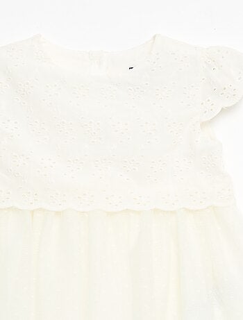Vestido de manga corta con bordados ingleses y tul