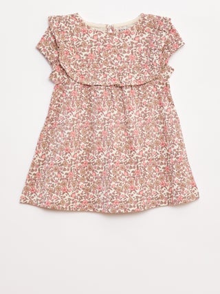 Vestido de manga corta con volantes