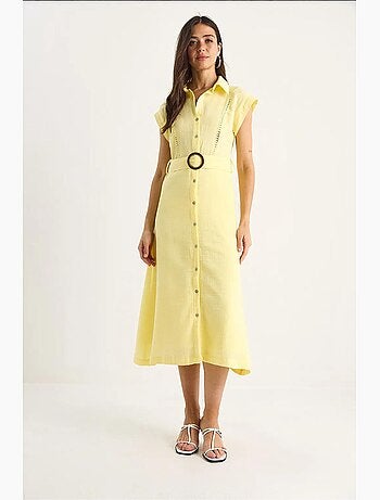 Vestido de muselina con detalle de encaje, cierre de botones, cinturón y forro. Lucci