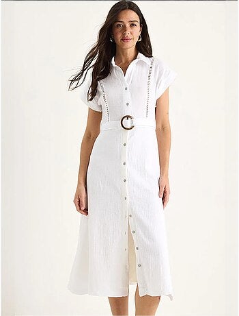 Vestido de muselina con detalle de encaje, cierre de botones, cinturón y forro. Lucci