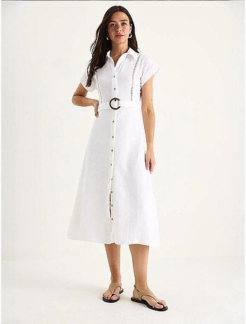 Vestido de muselina con detalle de encaje, cierre de botones, cinturón y forro. Lucci
