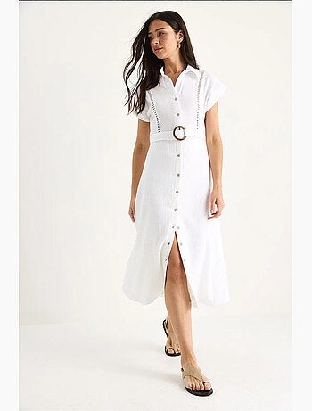 Vestido de muselina con detalle de encaje, cierre de botones, cinturón y forro. Lucci