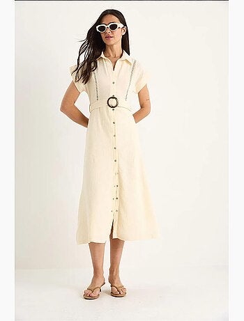 Vestido de muselina con detalle de encaje, cierre de botones, cinturón y forro. Lucci