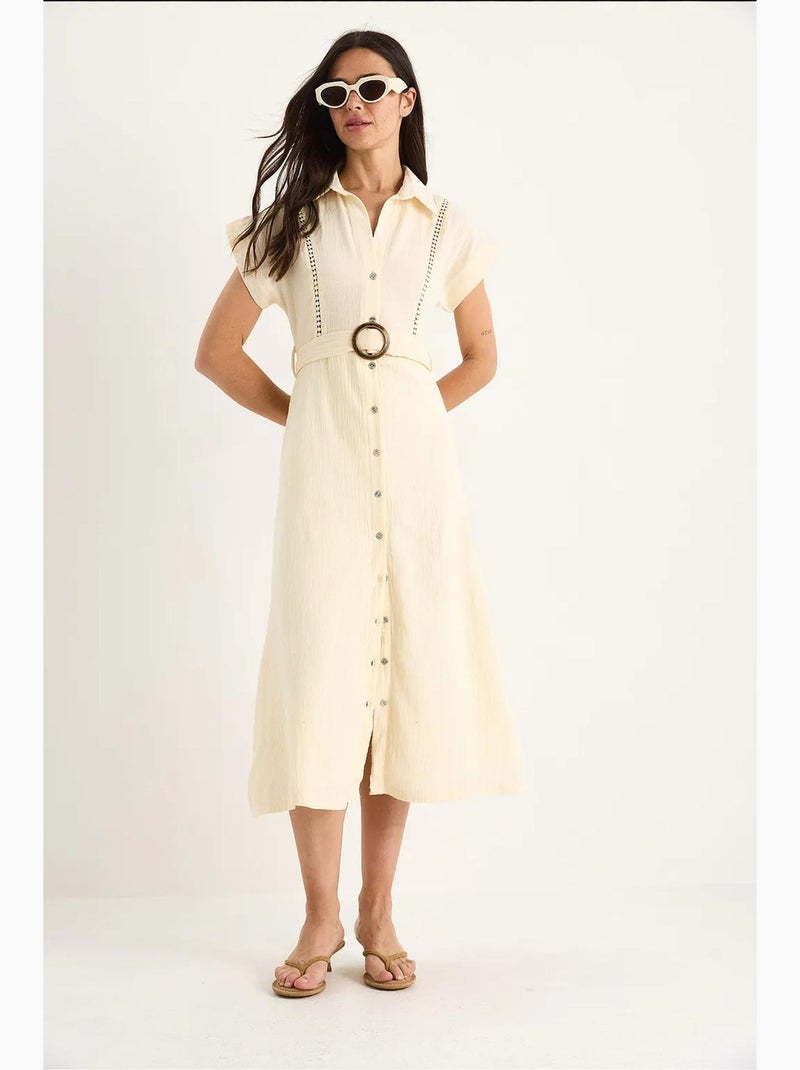 Vestido de muselina con detalle de encaje, cierre de botones, cinturón y forro. Lucci Crema - Kiabi