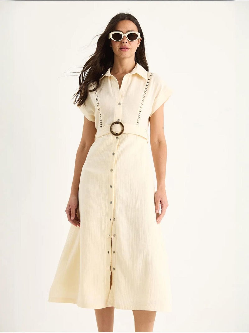Vestido de muselina con detalle de encaje, cierre de botones, cinturón y forro. Lucci Crema - Kiabi