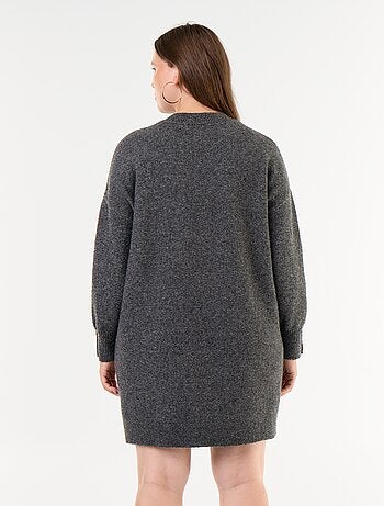 Vestido de punto con botones de fantasía en las mangas