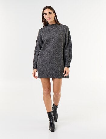 Vestido de punto corto con mangas abotonadas