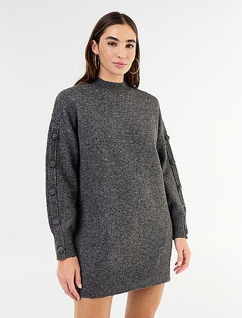 Vestido de punto corto con mangas abotonadas