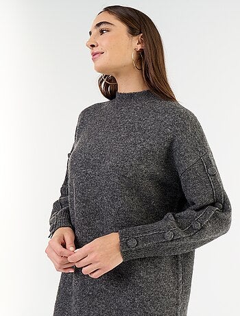 Vestido de punto corto con mangas abotonadas