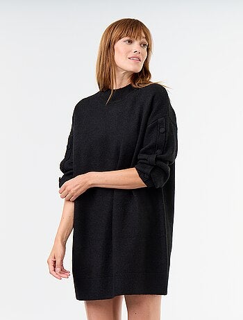 Vestido de punto corto con mangas abotonadas
