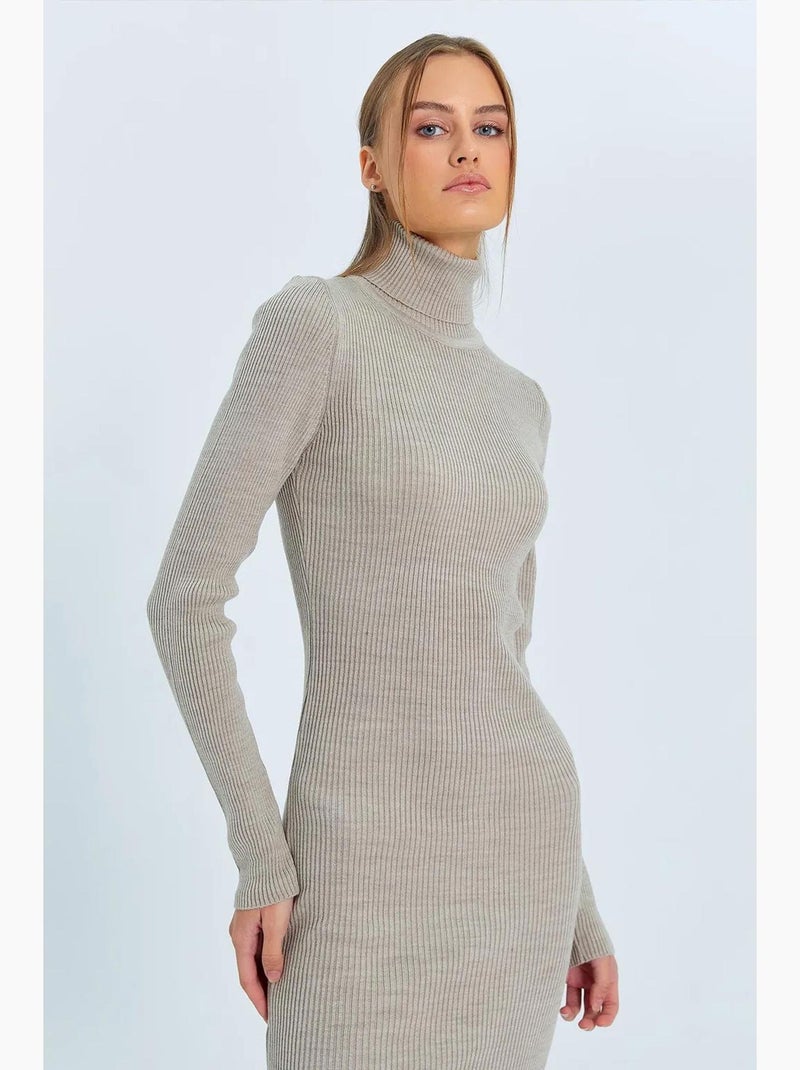 Vestido de punto midi de cuello alto y corte entallado con abertura de mixray Arena - Kiabi