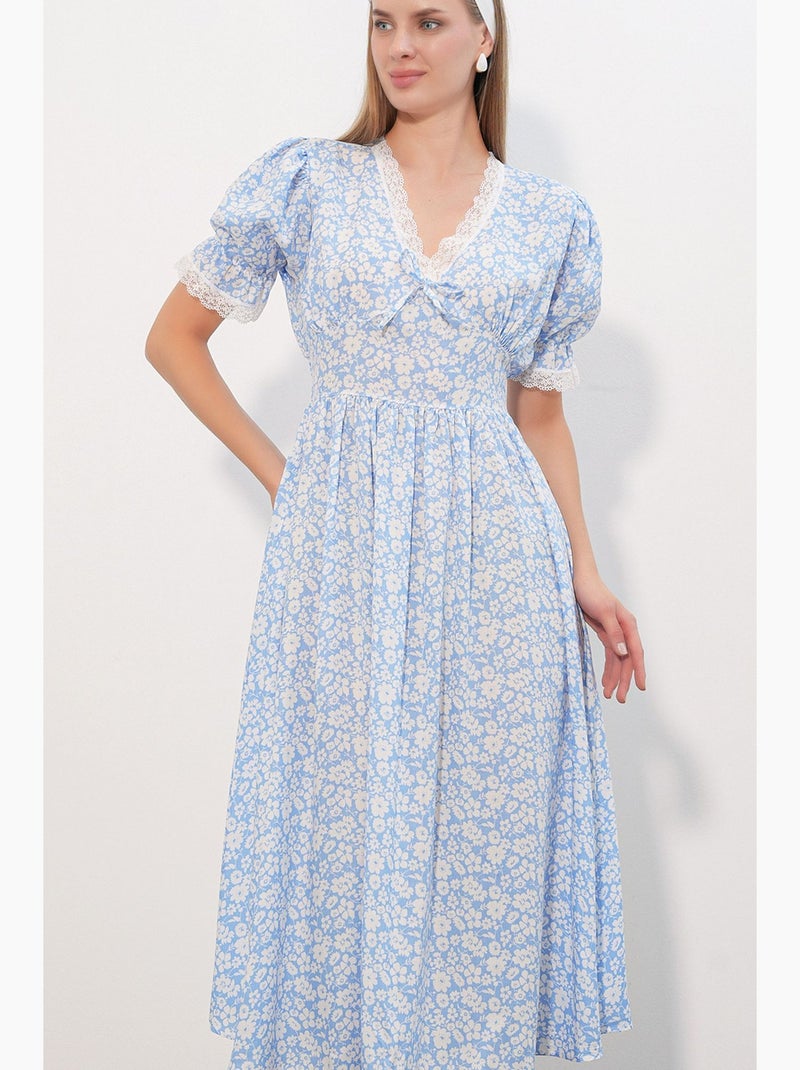 Vestido de punto midi de línea a con cuello de pico y flores bdart Azul cielo - Kiabi