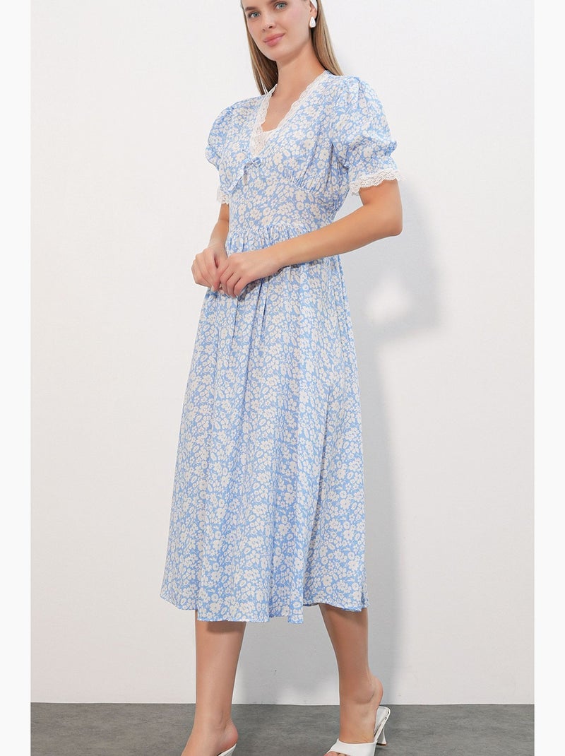 Vestido de punto midi de línea a con cuello de pico y flores bdart Azul cielo - Kiabi