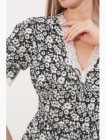 Vestido de punto midi de línea a con cuello de pico y flores bdart