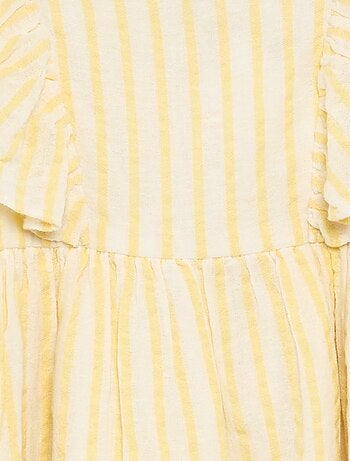 Vestido de rayas amarillas y mangas con volantes