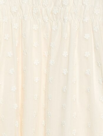 Vestido de tul con bordados de flores