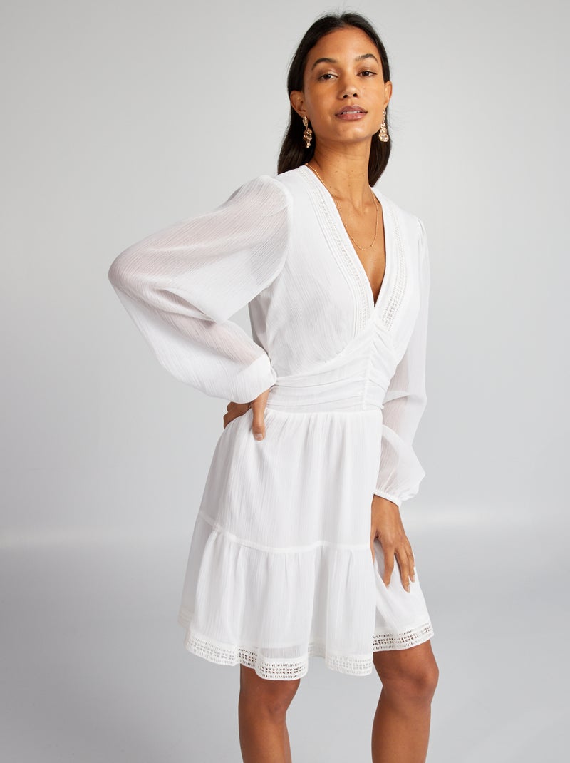 Vestido drapeado con bordados y volantes BLANCO - Kiabi