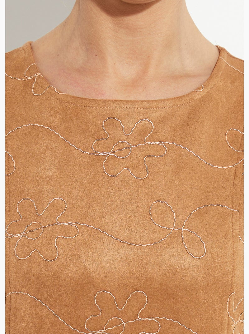 Vestido estilo pechera de ante bordado con cuello redondo - Afibel Camel - Kiabi