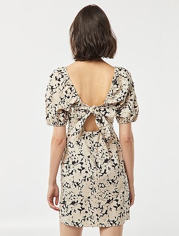 Vestido evasé corto con lazo trasero