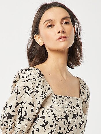 Vestido evasé corto con lazo trasero