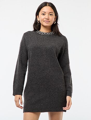 Vestido tipo jersey corto con cuello de pedrería