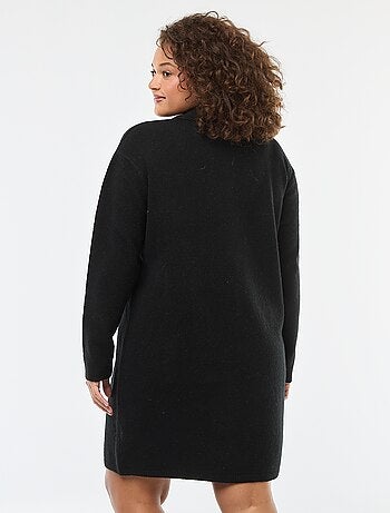 Vestido jersey de punto grueso con botones dorados en el cuello