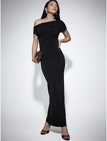 Vestido largo ajustado con cuello asimétrico
