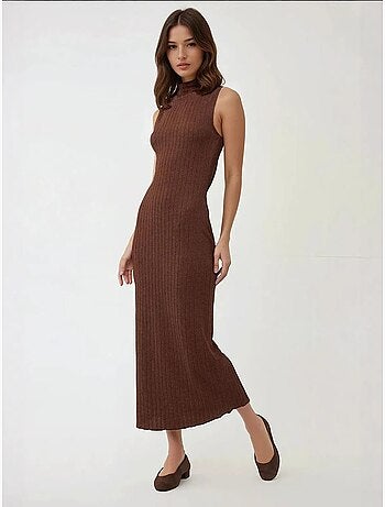 Vestido largo ajustado con cuello halter texturizado