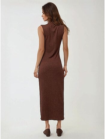 Vestido largo ajustado con cuello halter texturizado