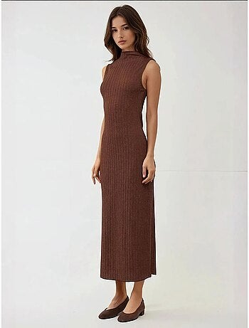Vestido largo ajustado con cuello halter texturizado