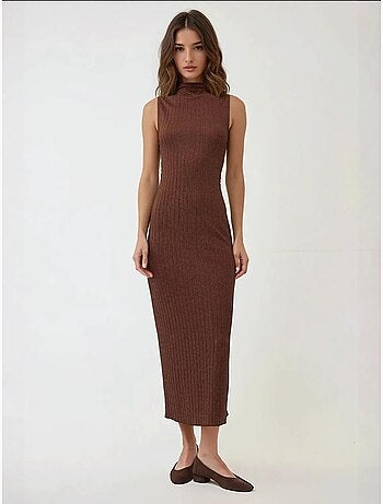 Vestido largo ajustado con cuello halter texturizado
