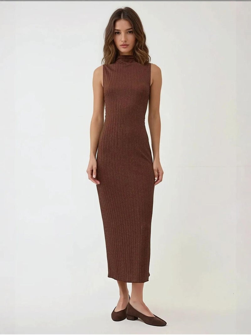 Vestido largo ajustado con cuello halter texturizado Marrón - Kiabi