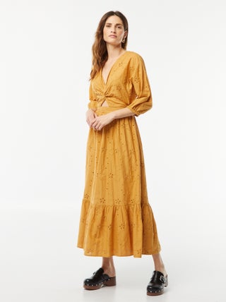 Vestido largo con bordado inglés y volante en el bajo