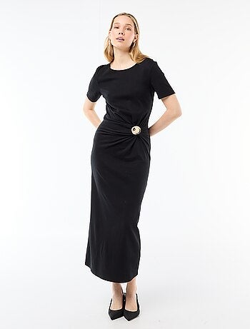 Vestido largo con corte drapeado y detalle de joya