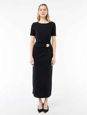 Vestido largo con corte drapeado y detalle de joya